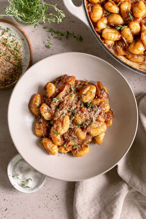 French Onion Gnocchi (Vegan + Gluten-Free) French Onion Gnocchi, Gnocchi Vegan, Gnocchi Dishes, Gluten Free Gnocchi, Vegan Worcestershire Sauce, Gnocchi Recipes, Food Vegan, Chowder Recipes, Corn Chowder