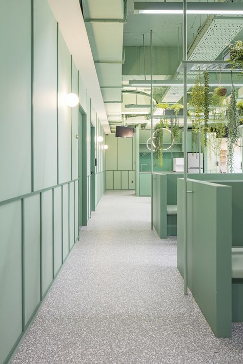 Lobby Desk, Office Green, Ceo Office, Blue Cafe, Industrial Office Design, Salon Suites Decor, Showroom Interior Design, Long Walls, Office Layout