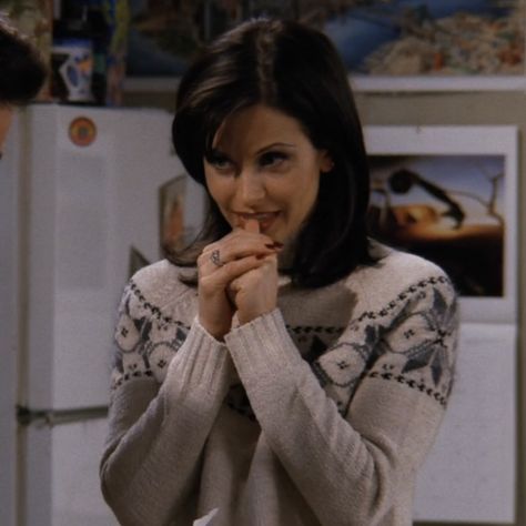 Monica Geller Outfits, Monica Friends, Monica Gellar, Red Long Skirt, Courtney Cox, Friends Moments, Monica Geller, 90s Fashion Outfits, 90s Outfit