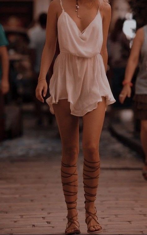 Short Greek Inspired Dress, Short Goddess Dress, Greek Look Fashion, Greek Goddess Style Dress, Greek Fashion Modern Casual, Goddess Dress Short, Greek Goddess Inspired Outfit, Greek Style Outfit, Greek Outfit Ideas Goddesses