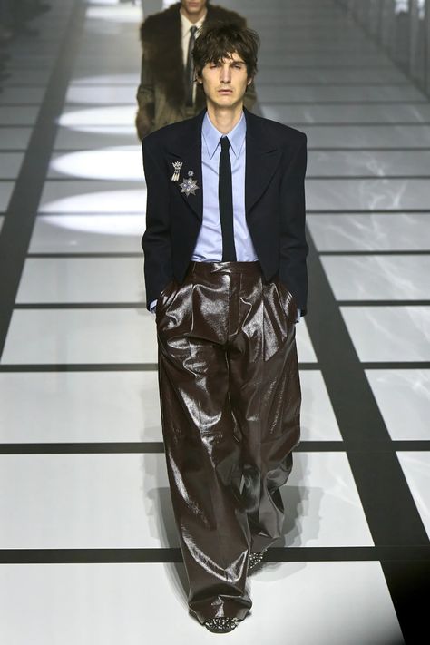 Gucci Fall 2022 Ready-to-Wear Collection | Vogue Men Trousers Outfit, Gucci Fall 2022, Steve Mcqueen Style, Gucci Mens, Color Combos Outfit, High Fashion Outfits, Jive, Fall 2022, Runway Models