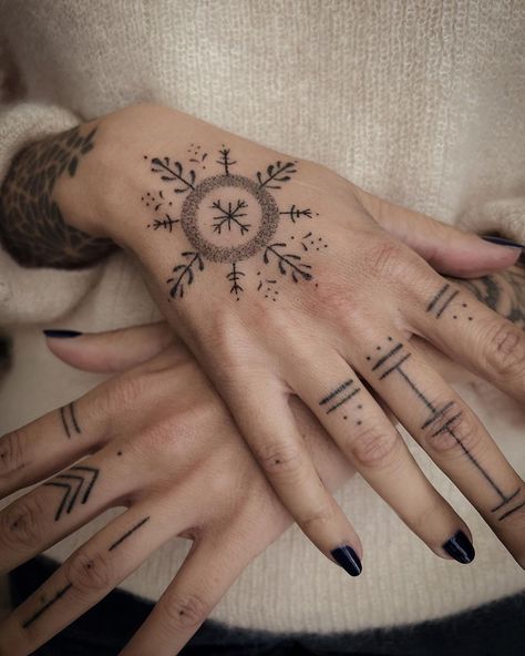 𝐌𝐞𝐥 on Instagram: “Hand details 🇭🇷🇧🇦 & healed fingers ✨ @del_arbonetta on continue la suite bientôt 🤫😏 @melrose.studio.tattoo . . . #handtattoo…” Hand Palm Tattoos, Rose Hand Tattoo, Henna Style Tattoos, Skull Hand Tattoo, Finger Tattoo Designs, Finger Tattoo For Women, Stylish Tattoo, Palm Tattoos, Henna Tattoo Designs Hand