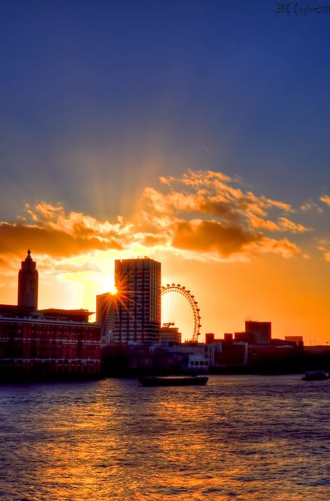 Sunset Wallpaper Iphone, New York Christmas Aesthetic, Sunset London, London Rain, Aesthetic Place, England Aesthetic, Aesthetic London, London Dreams, London View