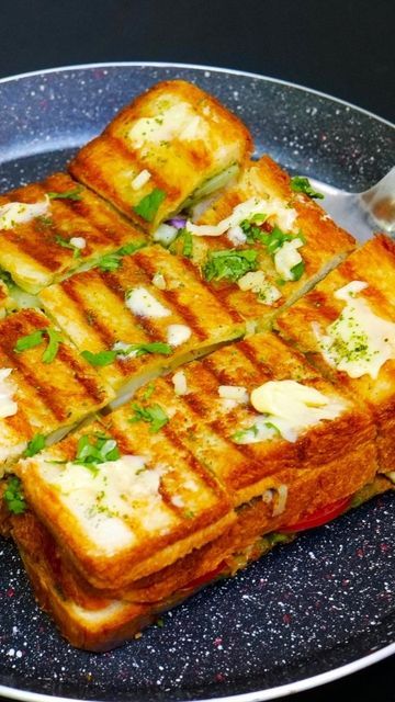 Kfc Inspired Recipes, Grilled Sandwich Recipe, Potato Sandwich, Grill Sandwich, Foodporn Dessert, Recipe Step By Step, Green Chutney, Grilled Sandwich, Ingredients List