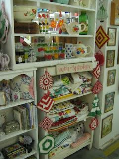 Antique Booth Shelf Display, Vintage Kitchen Booth Display Ideas, How To Set Up A Thrift Store Booth, Antique Mall Booth Ideas, Antique Shop Display, Vintage Market Booth, Antique Store Displays, Vintage Shop Display, Vintage Booth Display