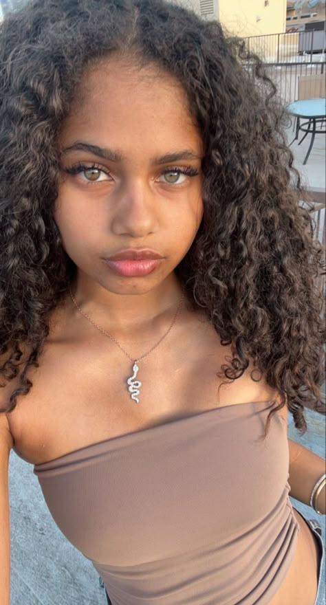 Really Curly Hair, Catfish Girl, Light Brown Skin, Pretty Dark Skin, Curly Girl Hairstyles, Brown Skin Girls, كريستيانو رونالدو, Light Skin, Pretty Selfies