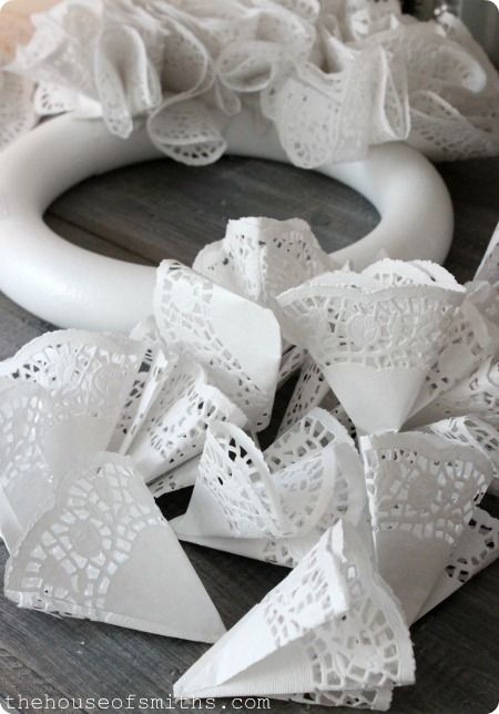 Doily Wreath, Doilies Diy, Paper Doily Crafts, Diy Doily, Book Wreath, Paper Lace Doilies, Installation Ideas, Doilies Crafts, Book Page Crafts