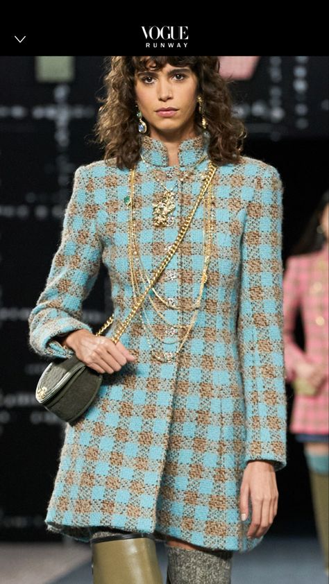 Chanel Fall 2022, Chanel Style Jacket, Tweed Outfit, Coco Chanel Fashion, Knitwear Trends, Cardigan Long, Chanel Fashion, Textiles Fashion, Fall 2022