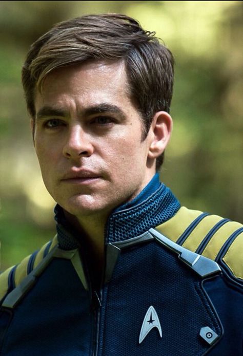 Jim Kirk. Loved his hair in this movie Chris Pine Movies, James Kirk, Star Trek Reboot, Film Star Trek, Star Trek 2009, Steve Trevor, James T Kirk, Star Trek Captains, New Star Trek