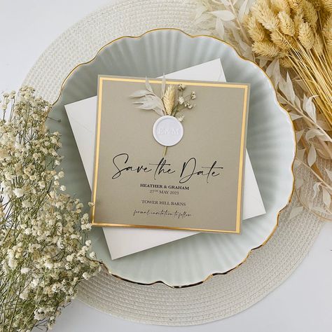 This gorgeous collection of wedding invitations with dried flowers is just a subtle way of styling your stationery to add an embellished finish that looks simply stunning!   We just love the idea of the addition of some cute little bunny tails or even some simple pressed foliage and florals to complete that luxurious f White Gold And Sage Wedding, Sage Green And Champagne Wedding, Sage Green And Gold, White Wedding Theme, Gold Wedding Theme, Sage Wedding, Wedding Invitation Inspiration, Wedding Place Settings, Bunny Tails