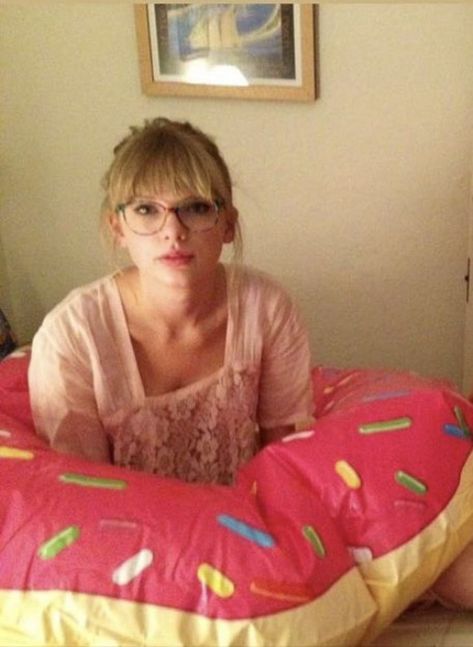 Taylor Swift Girlfriend Material, Taylor Swift Cute, Estilo Taylor Swift, Swift Photo, Taylor Swift Funny, Taylor Swift Videos, Florence Pugh, Long Live Taylor Swift, Swift 3