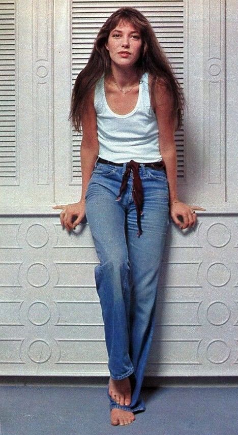 Jane Birkin wearing blue jeans and white vest Jane Birkin Casual Style, Style Jane Birkin, Jane Birken, Jane Birkin Style, Belt Jeans, Jean Shrimpton, Looks Jeans, Serge Gainsbourg, Charlotte Gainsbourg