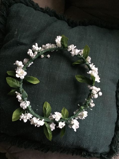 Artificial flower crown Flower Crown Fake Flowers, Flower Crown Fake, Fake Flower Crown, Artificial Flower Crown, Oc Accessories, Crown Aesthetic, Diy Gifts Ideas, Diy Flower Crown, Fake Flower