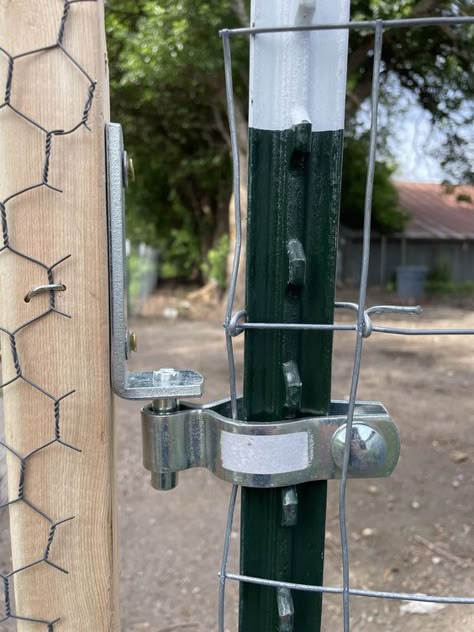 HOW TO ATTACH A GATE on T-POSTS THE FAST WAY Chicken Coop Gate Ideas, T Post Fence, Garden Fence Gate, Chain Link Fence Gate, Diy Gate, Farm Gates, Livestock Fence, Welded Wire Fence, Diy Garden Fence