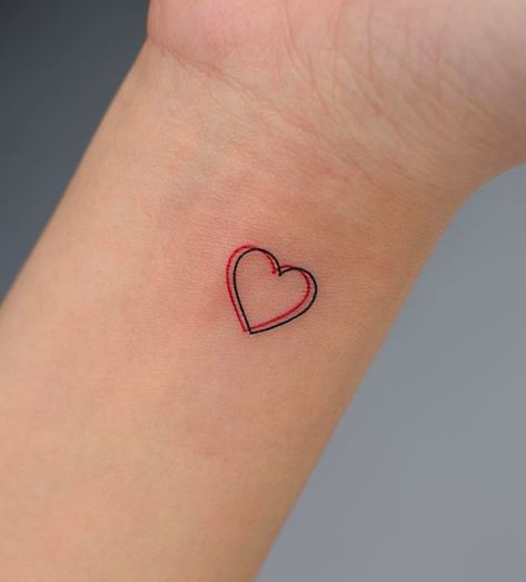 Red Line Wrist Tattoo, Red Outline Tattoo, Black And Red Tattoo Design, Heart Tattoo Outline, Double Heart Tattoo, Red Heart Tattoo, Small Heart Tattoo, Heart Outline Tattoo, Simple Heart Tattoos