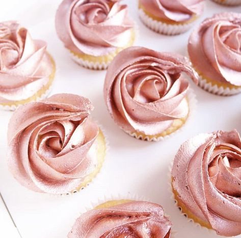 Rose Gold Cupcakes Blush Pink, Rose Gold And Black Cupcakes, Bake Packaging, Rose Gold Cupcakes, Pink Wedding Cupcakes, Bday Cupcakes, Gold Quinceanera, Cupcake Toppings, Buttercream Piping