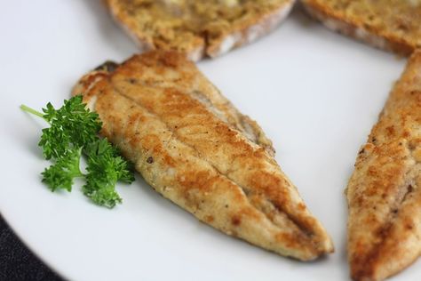 Mackerel Fry - the best way to cook fresh mackerel fillets How To Cook Spanish Mackerel, How To Cook Mackerel Fish, King Mackerel Recipes, Spanish Mackerel Recipe, Mackerel Fillet Recipes, Smoked Mackerel Pate, Tuna Fish Cakes, Buttered Bread, King Mackerel