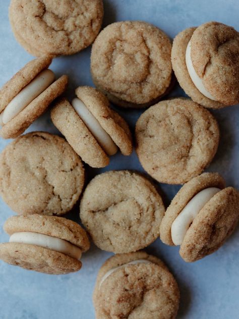 Sourdough Eggnog Snickerdoodles - Coco et sel Sourdough Eggnog Cookies, Sourdough Cookies Christmas, Sourdough Oreo Cookies, Sourdough Snickerdoodle Cookies, Sourdough Christmas Cookies, Sourdough Snickerdoodles, Sourdough Christmas Recipes, Eggnog Snickerdoodles, Eggnog Cookies