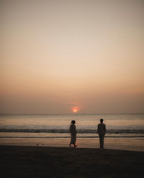 Prewedding Beach Photography, Prewedding Photography Beach, Beach Prewedding, Wedding Korea, Couple Engagement Pictures, Pre Wedding Photoshoot Outdoor, Dream Wedding Decorations, Prewedding Photography, Wedding Idea