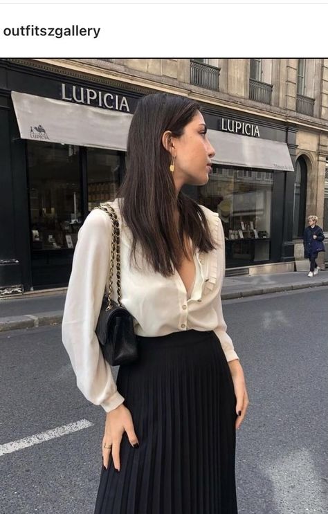 check out these outfits, casual outfits, classy outfits,everyday's outfit Rich Outfits Classy, Silk Blouse Outfit, Expensive Outfits, Rich Outfits, Black Skirt Outfits, Sophisticated Outfits, Black Pleated Skirt, Mode Casual, Looks Street Style