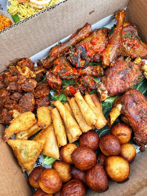 Small Chops Platter, Food Tray Ideas, Small Chops, Amazing Food Platters, Catering Food Displays, Skillet Dinner Recipes, Food Platter, Africa Food, African Cooking