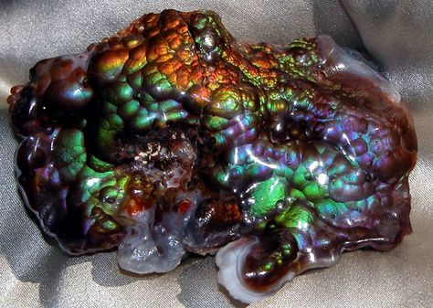 Psychedelic #crystaleyecandy time! Have you ever seen such an amazing  Fire agate before?  We found some Fire Agates in the Arizona Desert but never this colorful, This one was found in Utah! ♥  Photo: David Penney Crystal Ideas, Lapidary Tools, Rock Collecting, Agate Rocks, Deer Creek, Faceted Design, Post Rock, Crystal Aesthetic, Shiny Objects