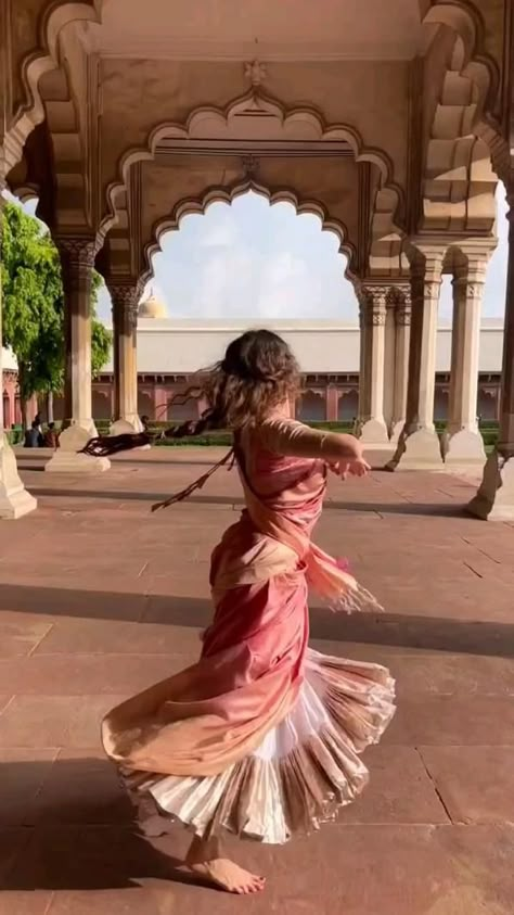 Kathak Aesthetic, Classical Vibes, India Aesthetic, Indian Classical Dancer, Bharatanatyam Poses, Kathak Dance, Dance Of India, Dance Pose, Simple Dance