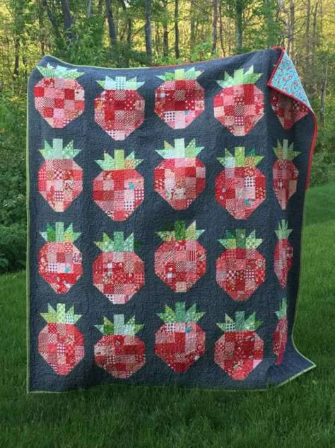 Sunday Spotlight – Strawberry Fruit Quilt Pattern – Quilting Strawberry Quilt, Cute Quilts, Heart Quilt, Sewing Quilts, Sewing Crochet, Scrappy Quilts, Quilt Sizes, Quilting Crafts, Scrap Quilts