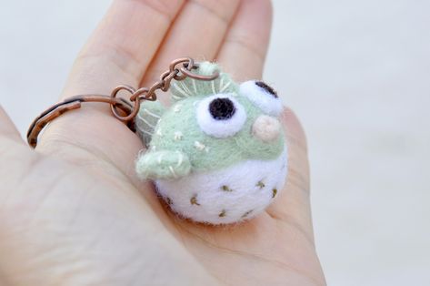 Sea Creatures Crafts, Felt Ball Crafts, Balloon Fish, Fish Keychain, Felt Fish, Felt Keychain, Felting Diy, Creature Ideas, Animal Keychain