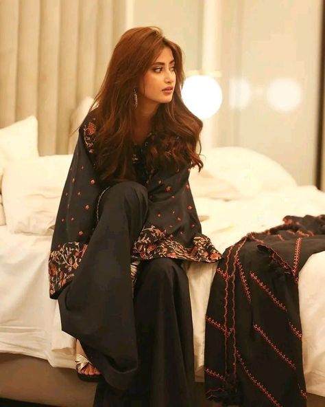 Sajal Ali Dresses Simple, Simple Mehndi Dresses, Zareen Khan, Tere Bina, Asian Wedding Dress Pakistani, Aesthetic Status, Sajal Aly, Ali Dress, A R Rahman