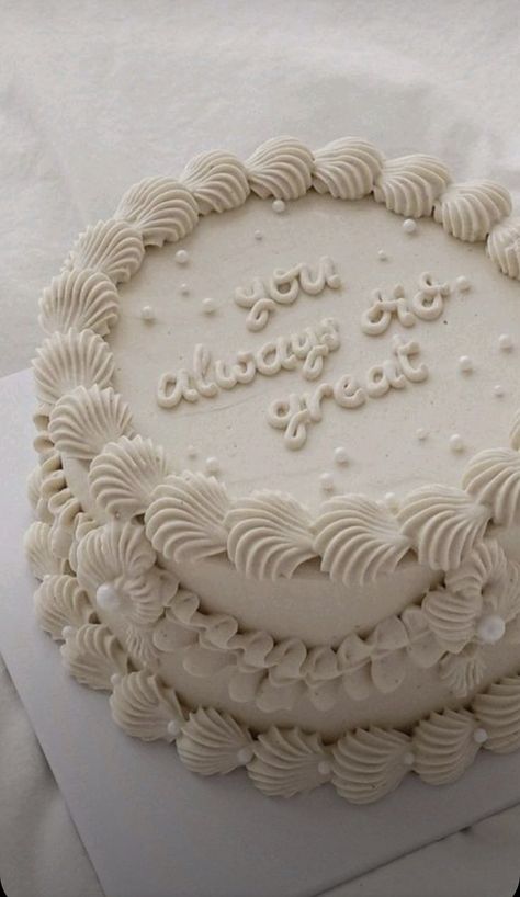 Aesthetic Cakes Vintage, Simple Cake With Pearls, Vintage Anniversary Cake, Simple Classic Wedding Cake, All White Birthday Cake, Small White Cake With Pearls, White Cake With Pearls, Pearl Birthday Cake, Pearl Cake Design