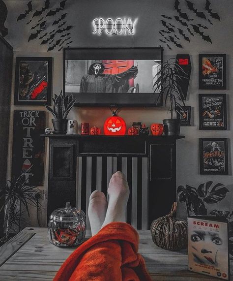 Horror Living Room Decor, Spooky Fireplace Decor, Small Gothic Living Room Ideas, Goth Living Room Aesthetic, Spooky Living Room Decor, Alternative House Decor, Spooky Apartment Decor, Spooky Home Aesthetic, Spooky Room Aesthetic