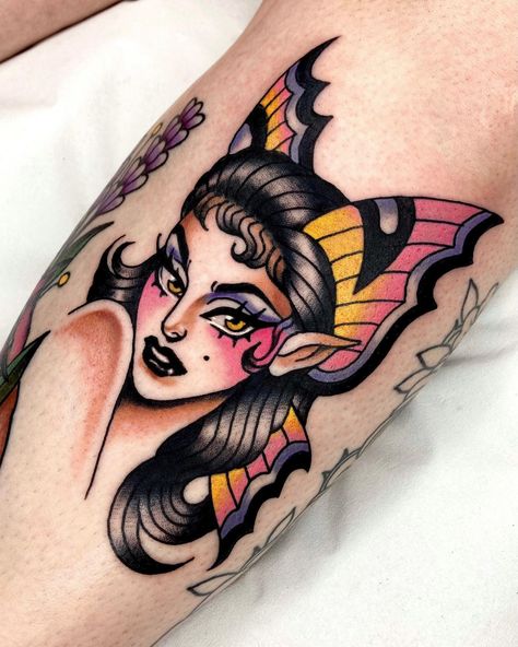 David Kohlver (@kohlver.tattoo) • Fotos e vídeos do Instagram Color Tattoo Traditional, 50s Style Tattoos, American Traditional Tattoo Women, American Traditional Tattoos Pinup, 1920s Tattoo Ideas, American Traditional Fairy Tattoo, Curvy Pinup Tattoo, Neo Traditional Tattoos Women, Butterfly Woman Tattoo