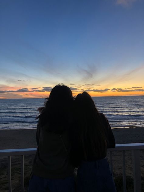 Bsf Pics No Face, Friends No Face, Sunset Photoshoot Ideas, Aesthetic Selfies, Bsf Pics, Sunset Photoshoot, 2 Best Friends, Medical Wallpaper, Couple Pose