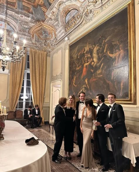 Old Money Friends Aesthetic, Old Money Siblings, Rich Family Lifestyle, Old Money Lifestyle Families, Rich Friends Aesthetic, Wealthy Family Aesthetic, Rich People Party, Rich Friend Group Aesthetic, Old Money Family Aesthetic