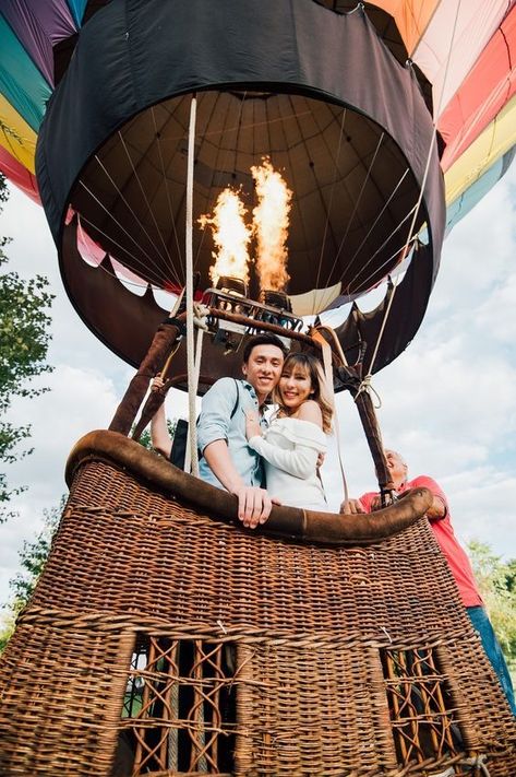 Air Balloon Photoshoot, Balloon Engagement Pictures, Hot Air Balloon Photoshoot, Hot Air Balloon Engagement, Balloon Photoshoot, Balloon Proposal, Hot Air Balloons Photography, Engagement Photo Outfits Summer, Hot Air Balloon Wedding