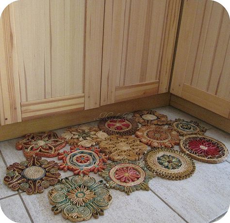 How to make a floor mat from straw trivets Repurposed Junk, Trash To Treasure, Crochet Rug, Trivets, Welcome Mats, On The Floor, Cheap Home Decor, The Floor, Dollar Stores