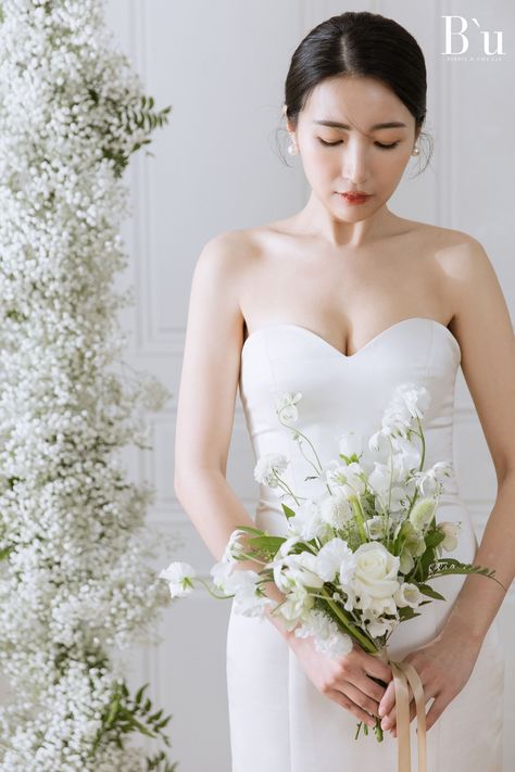 White And Green Wedding Flowers, White And Green Wedding, Simple Wedding Bouquets, Green Wedding Flowers, Wedding Hands, Venue Decorations, Engagement Inspo, Wedding Venue Decorations, Hand Bouquet