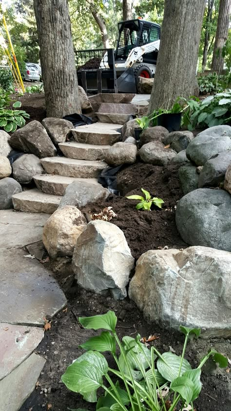 Boulder Landscaping Ideas Natural Stones, Lake Cabin Landscaping Ideas, Pine Landscape, Gorgeous Patio, Lake Landscaping, Rustic Landscaping, Sloped Yard, Sloped Backyard, Garden Stairs