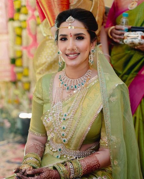 South Indian Bridal Veil Shots That'll Take Your Breath Away! South Indian Bride Photoshoot, Indian Bridal Veil, Indian Bride Photoshoot, Green Bridal Jewellery, Bride Photoshoot Ideas, Jewellery Guide, Veil Shots, South Indian Bride Saree, Christian Bride