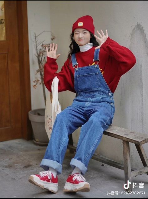 Jacket With Overalls Outfit, Cute Overall Outfits Aesthetic, Overalls Reference, Korean Overalls Outfit, Masc Halloween Costumes, Dungarees Outfit Winter, Masc Halloween, Dungarees Outfit Aesthetic, Overalls Outfit Aesthetic