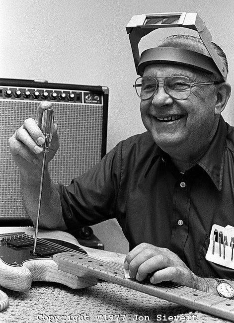 Leo Fender was born 104 years ago today 8-10-13. He is the inventor who founded Fender Electric Instrument Manufacturing Company. The guitars, bass guitars and amplifiers he designed from the 1940s on are still relevant: the Fender Telecaster (1950) was the first mass-produced electric guitar; the Fender Stratocaster (1954) is among the world's most iconic electric guitar. Leo Fender, Stratocaster Guitar, Musica Rock, Guitar Gear, Classic Guitar, Beautiful Guitars, Guitar Hero, Fender Telecaster, Fender Stratocaster