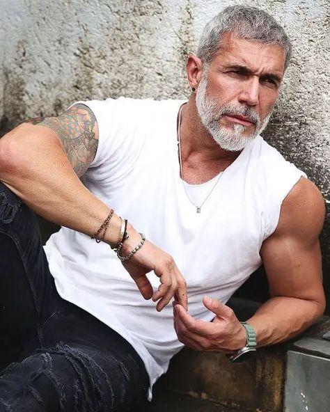 Silver Fox Style: Embrace gray with confidence 15 ideas - mens-club.online Mens Grey Hairstyles, Silver Foxes Men, Over 50 Fitness, Grey Hair Over 50, Mens Hairstyles With Beard, Salt And Pepper Hair, Keep Me Safe, Handsome Older Men, Mens Fashion Rugged