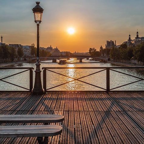 Superbe coucher de soleil parisien #boiteaufle #FLE #learnfrench #apprendrelefrançais #aprenderfrances #civilisation #francais #français #languefrançaise #francophonie #francophonie2018 #france #leen #french #francés #frenchie #frenchiegram #francophile #proflesseur Faites clic sur le lien du PROFIL pour accéder à des infos complémentaires #Repost @dessinateurs  Éclairage naturel  Dessinateurs   #paris #parismaville #parisjetaime #iloveparis #visitparis #igersparis #pariscartepostale #france4dreams Mood Board Spring, Paris Visit, Aya Nakamura, Vaux Le Vicomte, River Seine, Shooting Inspiration, Friday 13th, Paris Place, Paris France Travel