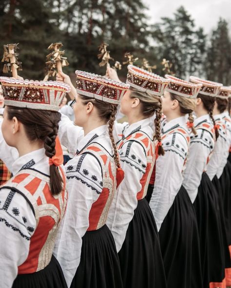 Estonian Traditional Clothing, Latvian Aesthetic, Estonian Culture, Latvian Art, Folk Clothing, Folk Dance, Eastern European, Folk Costume, Traditional Clothing