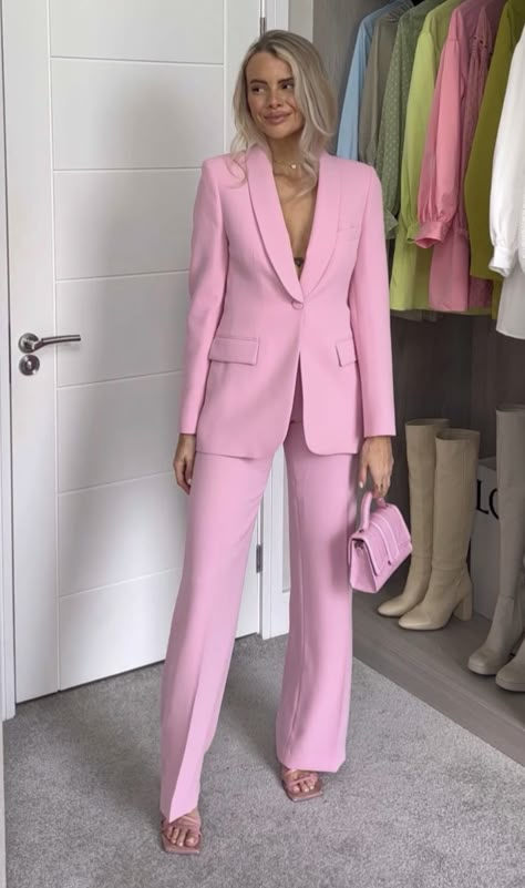 Zara Suits Women, Pink Suits Women, Graduation Suit, Pink Pants Outfit, Look Office, Elegant Outfit Classy, Corporate Attire, Corporate Fashion, Office Dresses For Women