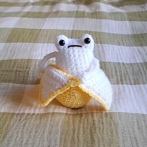 Banana frog crochet amigurumi Banana Slug Crochet Pattern, Banana Slug Crochet, Crochet Banana Slug, Banana Crochet, Crochet Banana, Cool Crochet Ideas, Baby Crochet Ideas, Crochet Shirt Pattern, Coquette Crochet