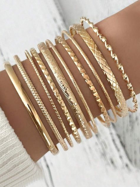 Bracelets Easy, Twisted Bangle, Retro Fashion Women, Yellow Gold Bangle, Gold Collar, Jewelry Essentials, Stacked Jewelry, Watches Women Fashion, Bangle Set