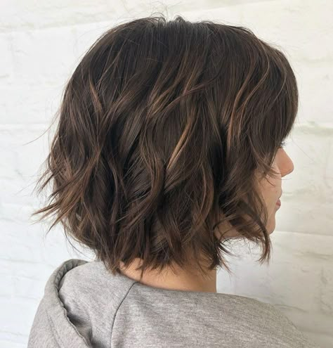 Delicate Sliced Bob with Messy Waves #choppybobhairstyles Stacked Bob Haircut Medium Length, Bob Brown Hair, Bob Brown, 50 Hairstyles, Brown Bob, Tan Skin Blonde Hair, Messy Waves, Messy Bob, Face Charts