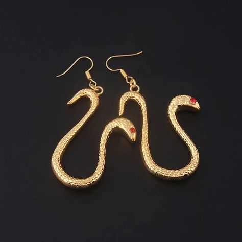 📍SNAKE EARDROP WOMEN EAR CLIP HOOK 😍💗💫 👉🏻To order through 📌the websit:https://www.jewelglamour.com/collections/earrings/products/anime-boa-hancock-earrings-cosplay-snake-eardrop-women-ear-clip-hook-jewelry-accessories-prop 📌 For more info WhatsApp: +44 7460 779657 📌Facebook: https://www.facebook.com/profile.php?id=61556939033801 📌 Instagram : https://www.instagram.com/official.jewelglamour/ #jewelry #jewellery #jewelrylover #jewellerylover Boa Hancock Costume Diy, Studded Accessories, Anime Earrings, Panty And Stocking, One Piece Cosplay, Anime Jewelry, Fan Fashion, Snake Pendant, Packing Jewelry